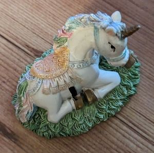 Vintage 1998 Ceramic World Glittery White Unicorn Laying Down Resin Figurine